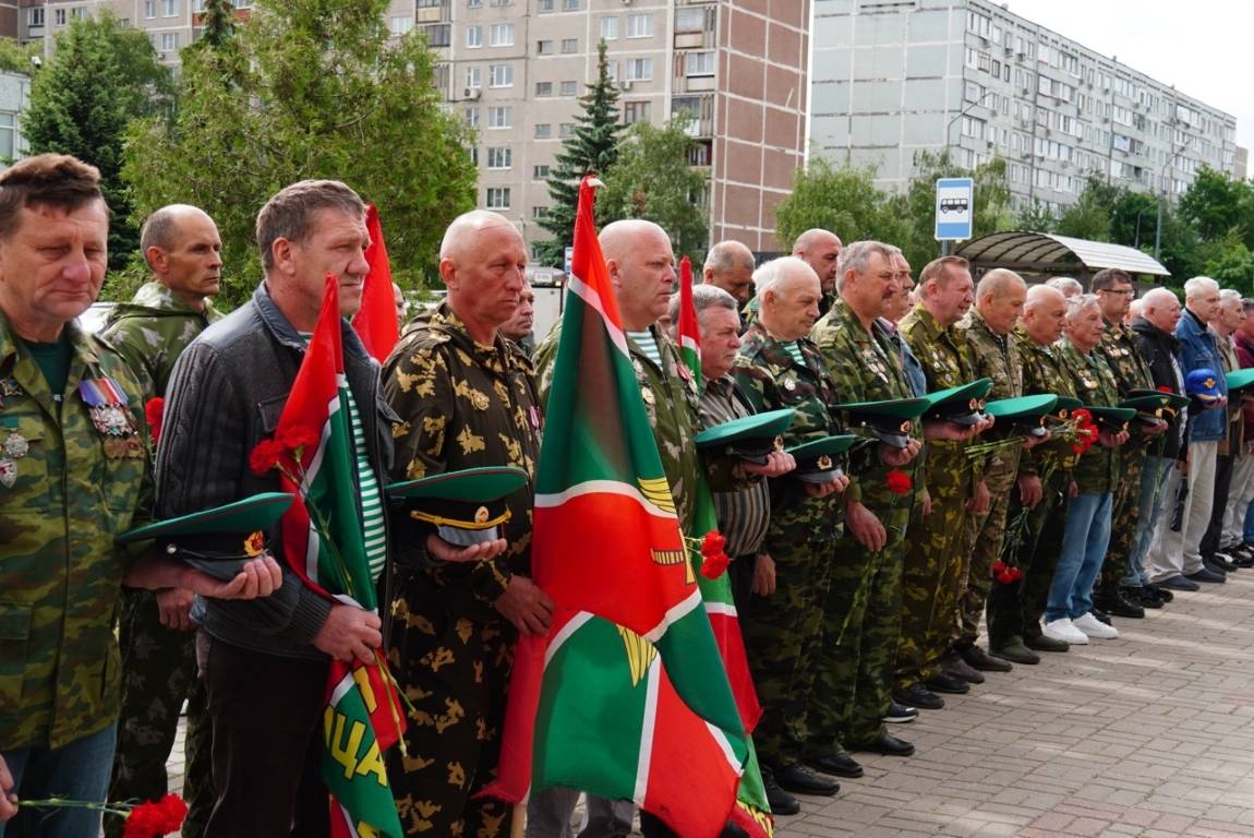 Возложение цветов и венков посвященное дню создания Пограничной службы